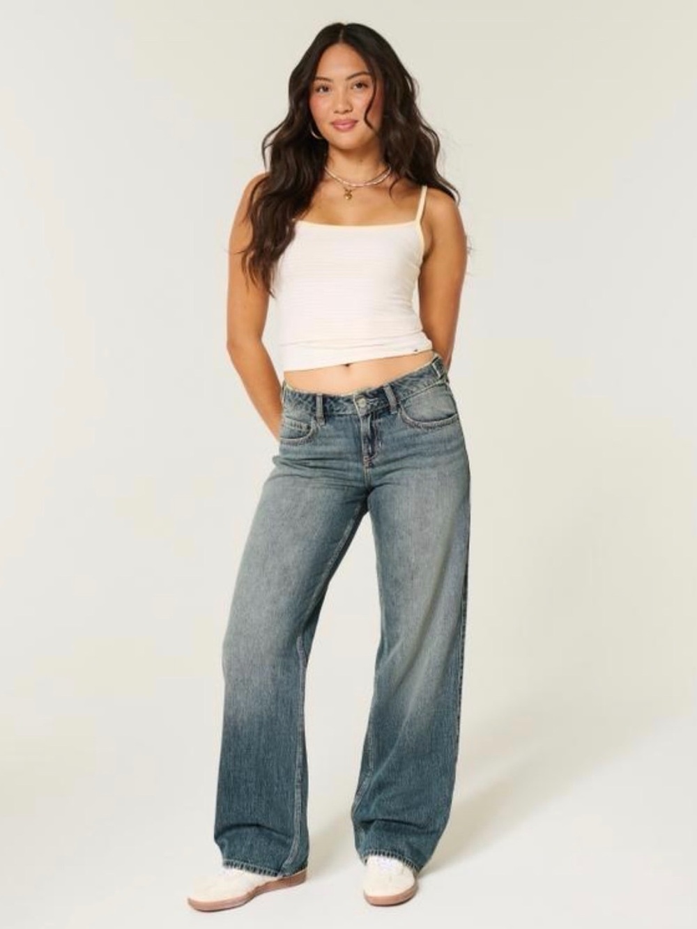 **NWT Hollister Andi Low-Rise Baggy Jeans – Medium Wash – Size 4 Short**